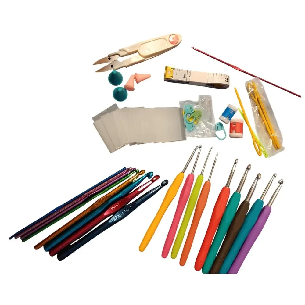 17 Crochet Hooks & Accessories Nice Metal Hooks & Rubber Handled Ergonomic